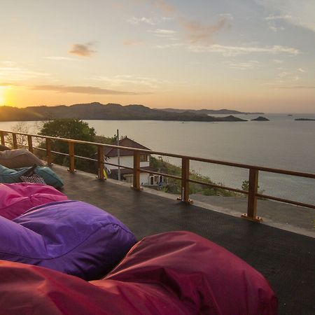 One Tree Hill - Hostel Labuan Bajo Exterior photo