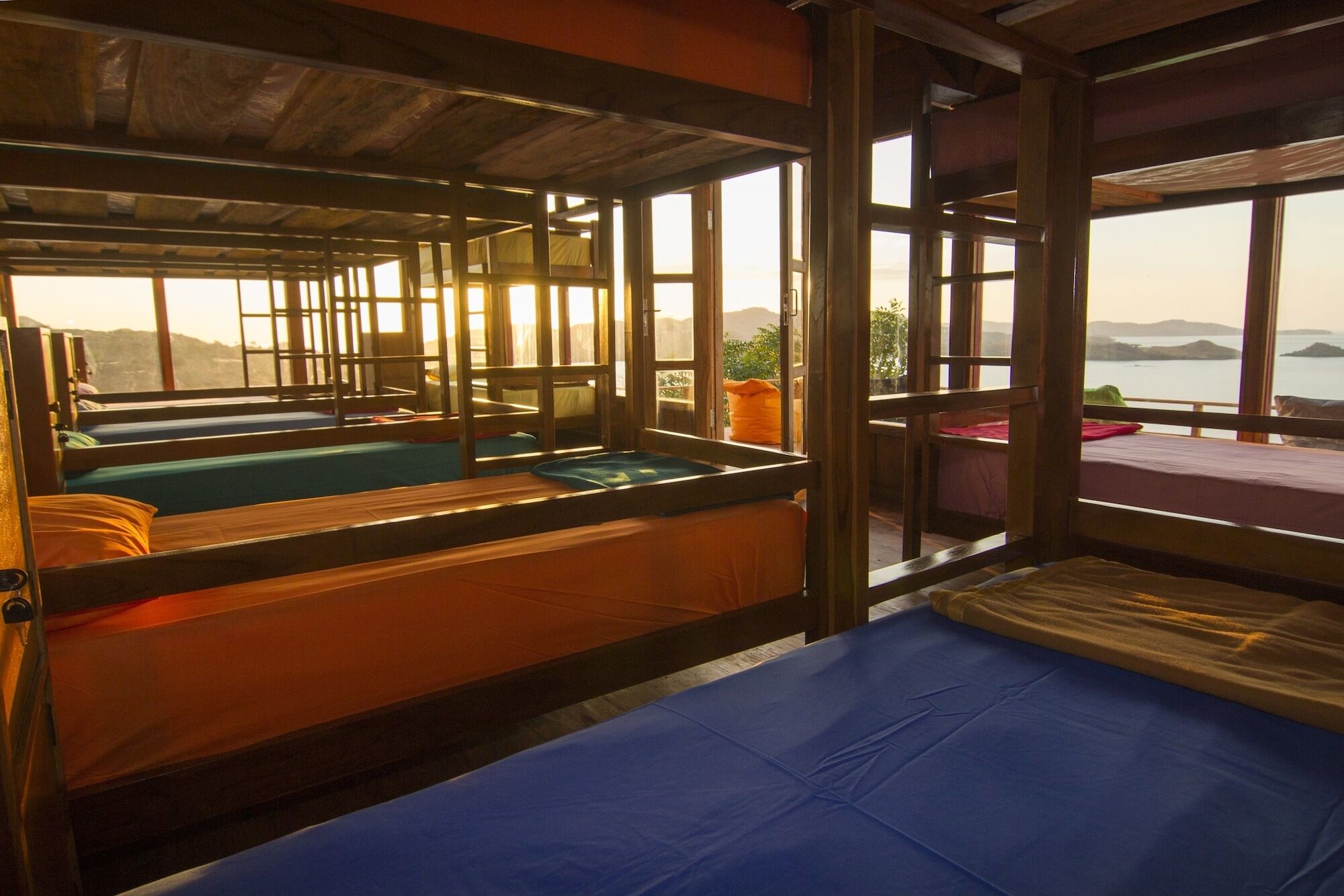 One Tree Hill - Hostel Labuan Bajo Exterior photo