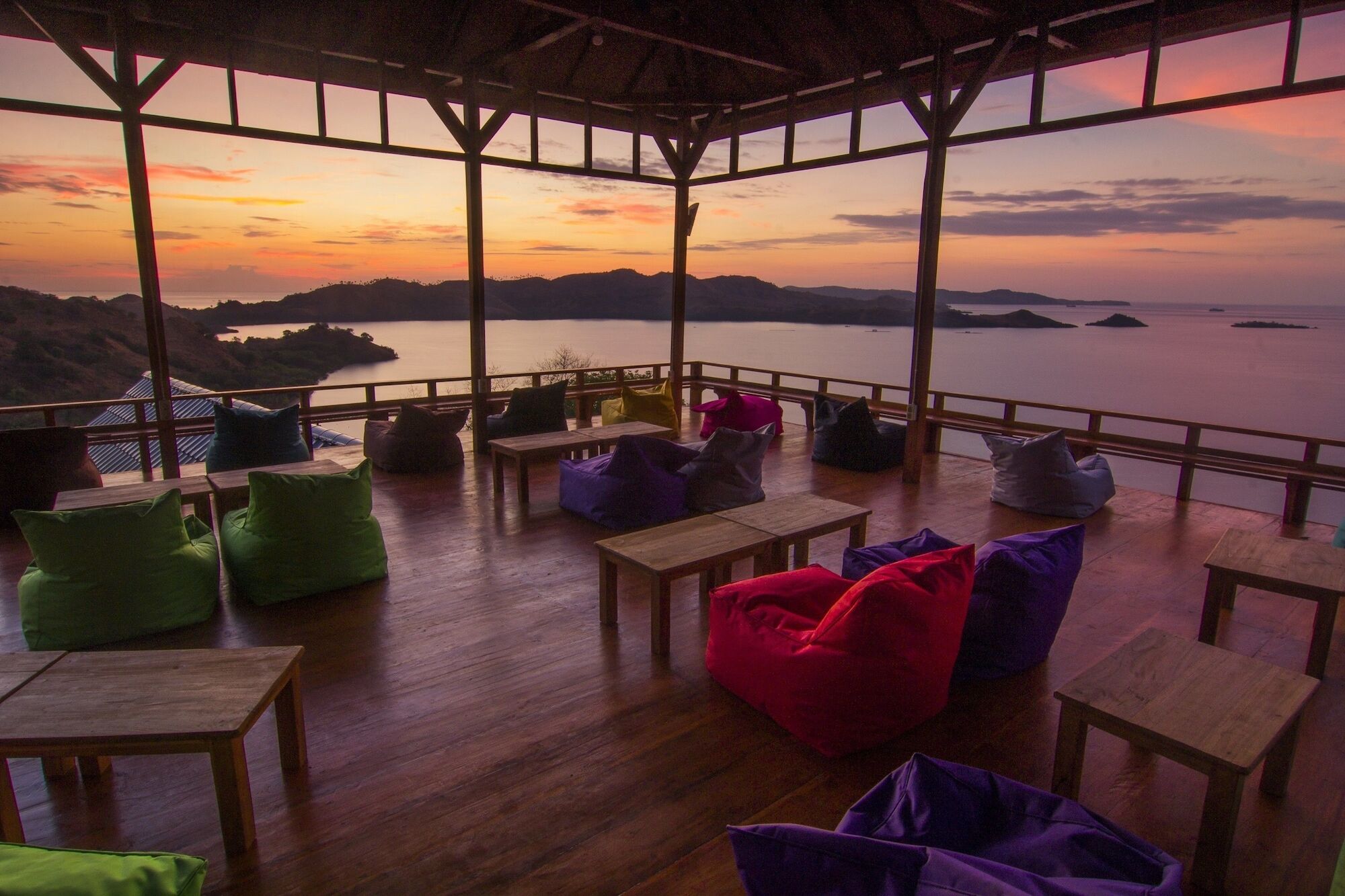 One Tree Hill - Hostel Labuan Bajo Exterior photo